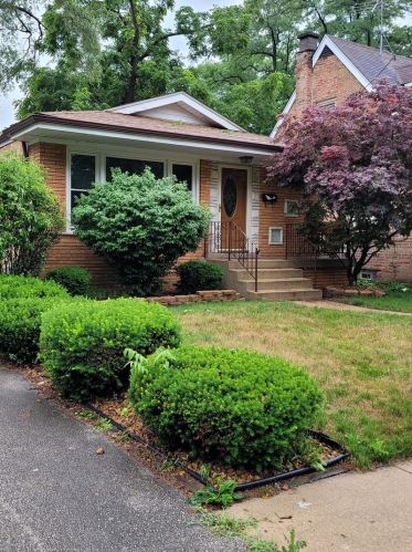 647 Engle St, Dolton, IL 60419-1715