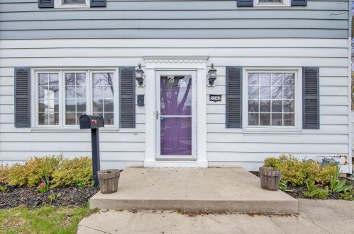 3242 90th St, Milwaukee, WI 53227-4402