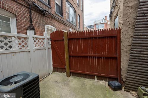 901 Clinton St, Philadelphia PA 19107-6181 exterior