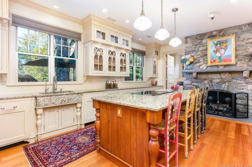 49 Mtn Spg Rd, Farmington CT 06032-1613 exterior