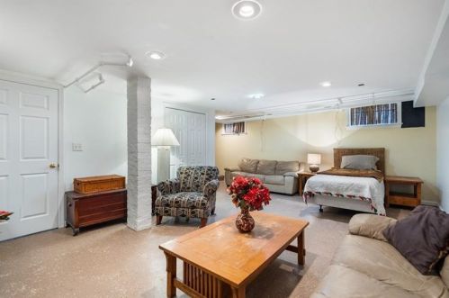 556 Perry Hwy, Pittsburgh PA 15229-2723 exterior