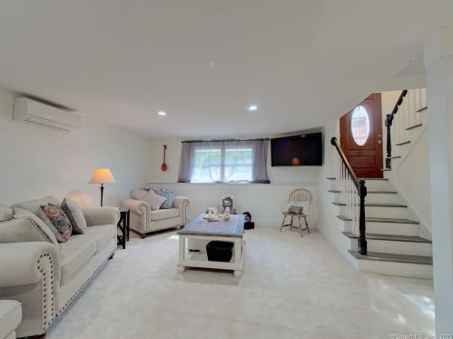 39 Tra Mart Dr, Uncasville CT  06382-1115 exterior