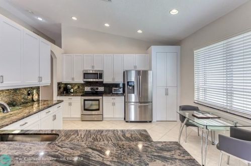 7948 Lando Ave, Boynton Beach FL 33437-6359 exterior