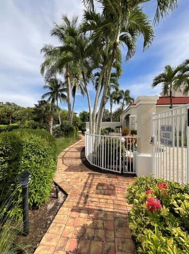 1600 Clermont Dr, Naples FL 34109-0302 exterior