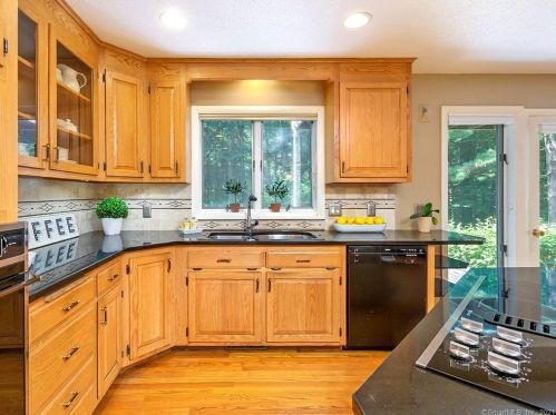 1 Essex Ct, Farmington CT 06032-1433 exterior