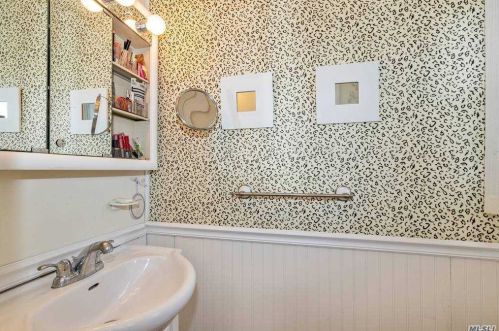 2 Crabapple Ln, Commack NY 11725-2404 exterior