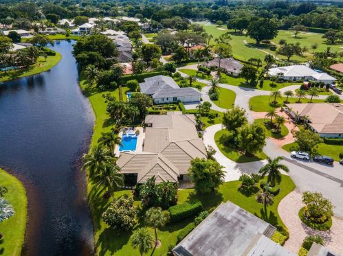 4803 Oak Cir, Boynton Beach FL 33436-5922 exterior