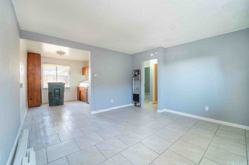 1437 Lake St, Bakersfield CA 93305-4841 exterior