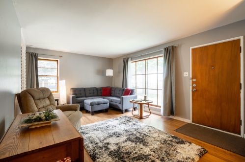 9105 Mount Vernon Ave, Milwaukee, WI 53226-4543