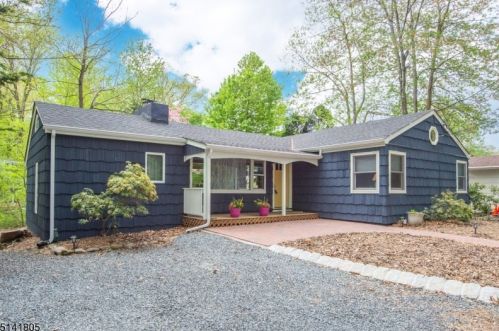 86 Lakewood Dr, Parsippany NJ 07834-2819 exterior