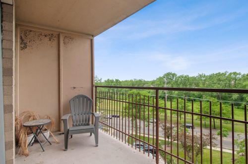 6833 Kedzie Ave, Chicago IL 60645-2897 exterior