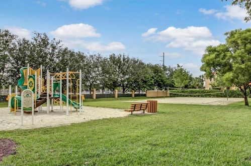 7654 Bristol Cir, Naples FL 34120-0697 exterior