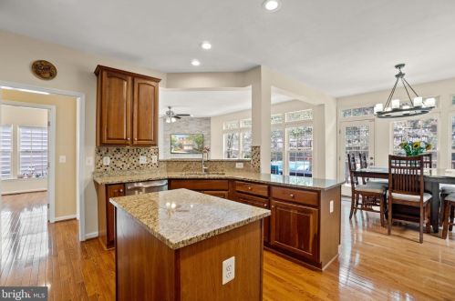 6802 Morning Brk Ter, Alexandria VA 22315-6117 exterior