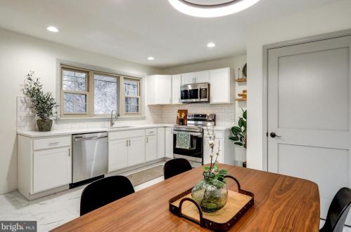 1303 Willow Street Pike, Lancaster PA  17602-4633 exterior