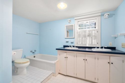 2 Brookshire Rd, Worcester MA 01609-1251 exterior