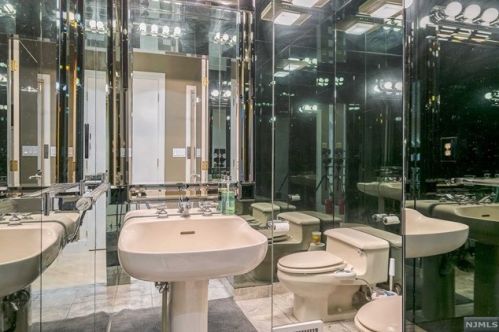 11 Lawrence Ct, Teaneck NJ 07666-6489 exterior