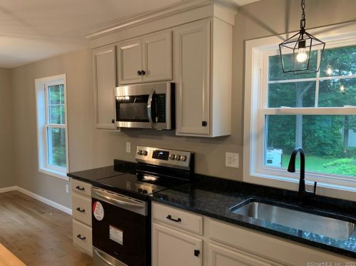 3 Henry Rd, Enfield, CT 06082-2243