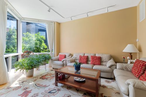 1248 Cottage Pl, Chicago IL 60607-2854 exterior