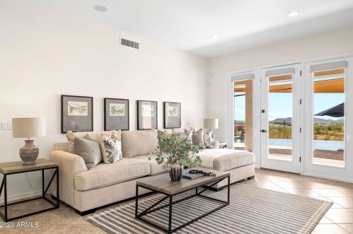 527 Briles Rd, Phoenix AZ  85085-0632 exterior