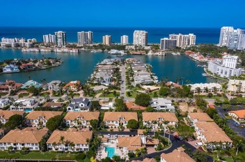 125 Colonade Cir, Naples FL exterior