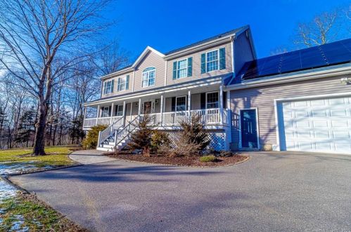 6 Cranberry Dr, Uncasville CT 06382-2006 exterior