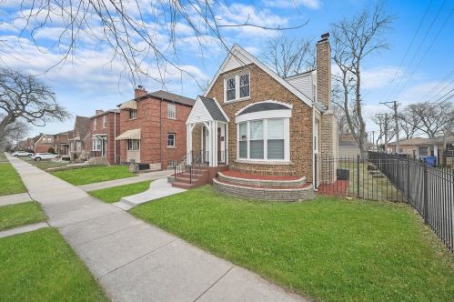 8247 Oglesby Ave, Chicago IL  60617-1927 exterior