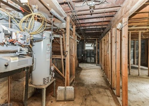 28 Riverside Dr, Parsippany NJ 07834-2133 exterior