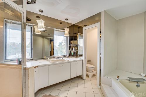 4 Fairhill Rd, Edison NJ 08817-2962 exterior