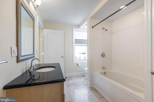 1915 Carpenter St, Philadelphia PA 19146-2615 exterior