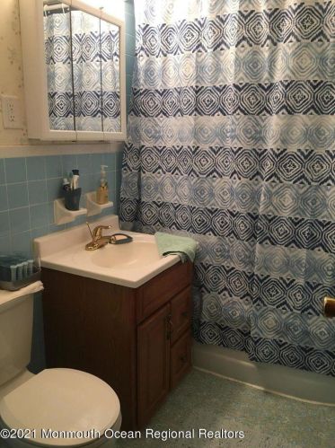 1 Roger Rd, Edison NJ 08817-4507 exterior