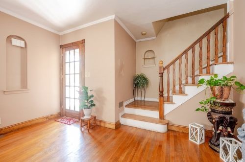 7 Garland Ln, Valley Stream, NY 11581-1723