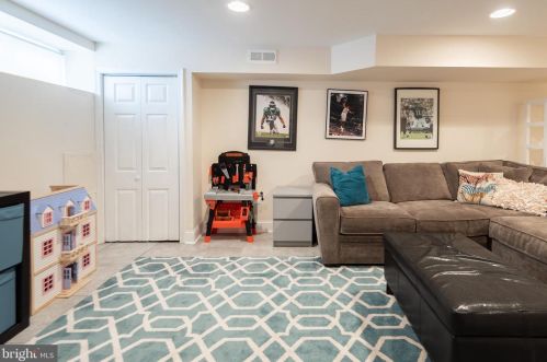 2342 Carpenter St, Philadelphia PA 19146-2418 exterior