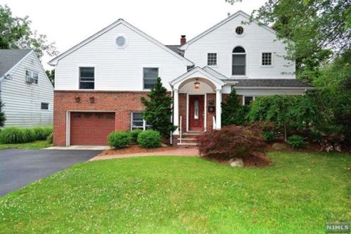 718 Pomander Walk, Teaneck, NJ 07666-1615