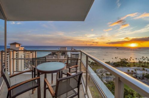 223 Saratoga Rd, Honolulu HI  96815-1942 exterior