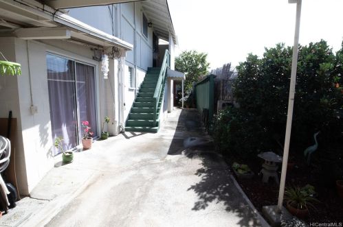 1347 Palolo Ave, Honolulu HI 96816-2528 exterior