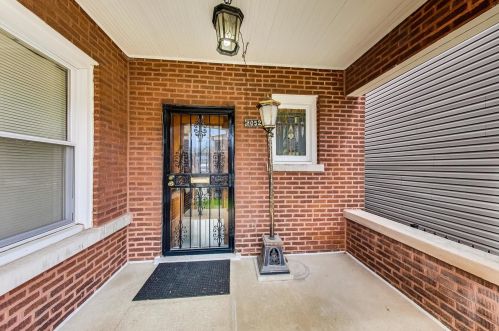 8052 Coles Ave, Chicago, IL 60617-4818