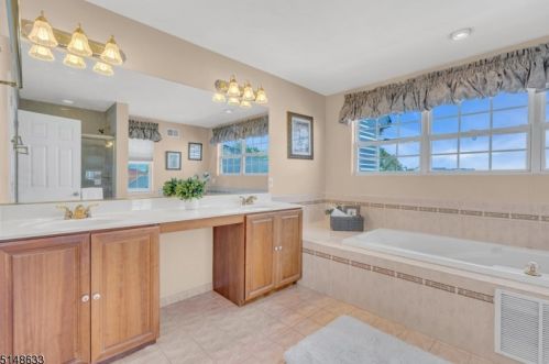 33 Heinrick Way, Bridgewater NJ 08807-5660 exterior