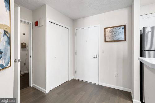 233 6th St, Philadelphia PA  19106-3768 exterior