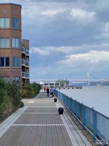 315 Livingston Ct, Edgewater NJ 07020-1639 exterior