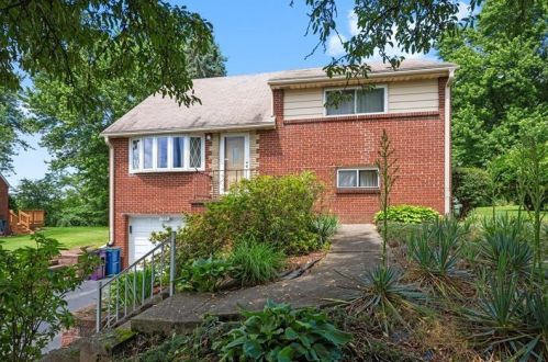 536 Regency Dr, Pittsburgh, PA 15239-1714