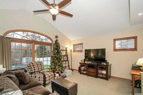 9 Laurel Ln, Commack NY 11725-4110 exterior