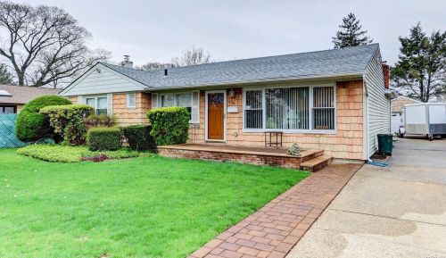 896 Fulton St, Valley Stream, NY 11580-1205