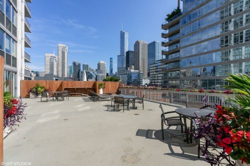 200 Grand Ave, Chicago IL  60654-8082 exterior