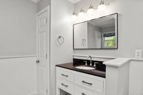 10 Ledgewood Dr, Norwalk CT 06850-1821 exterior