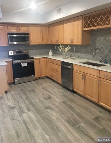 7 Millay Ct, Teaneck NJ 07666-6485 exterior