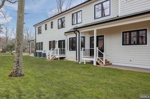 69 Grandview Ave, Upper Saddle River NJ 07458-2127 exterior