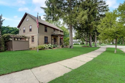 8933 Metcalf Pl, Milwaukee, WI 53222-2724