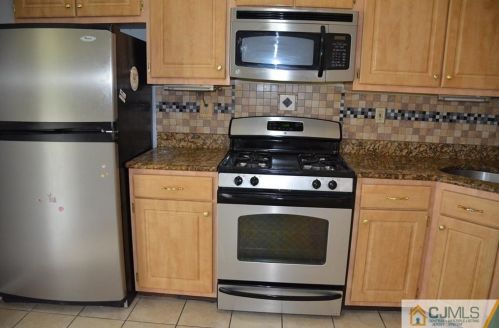 11 Sassafras Ct, New Brunswick NJ  08902-5001 exterior