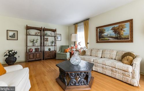 271 Lamplighter Ln, Huntingdon Valley PA 19006-3033 exterior