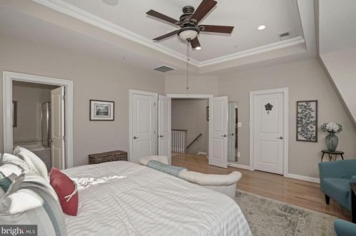 720 Bracey Ln, Alexandria VA  22314-6245 exterior